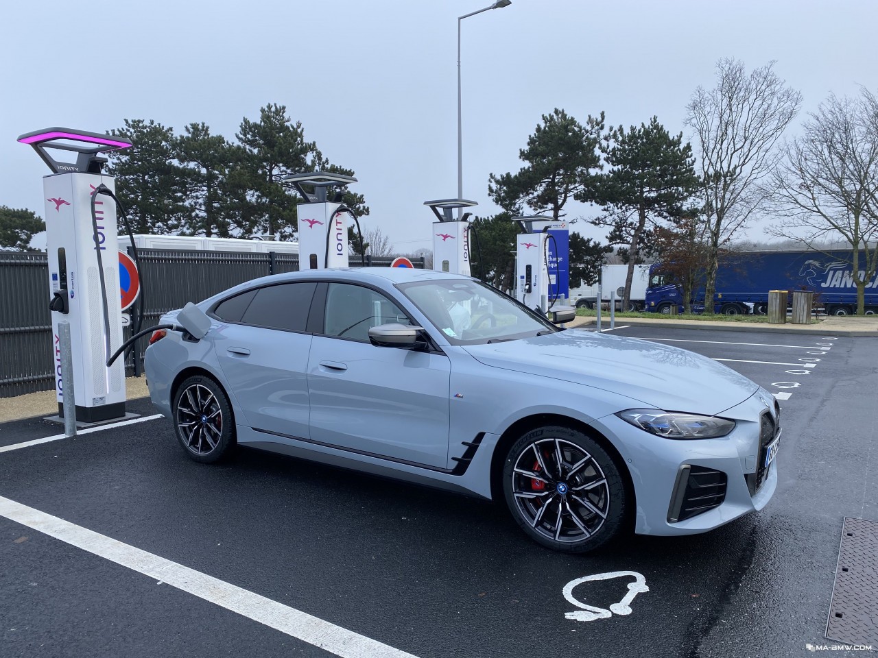BMW i4 chez Ionity